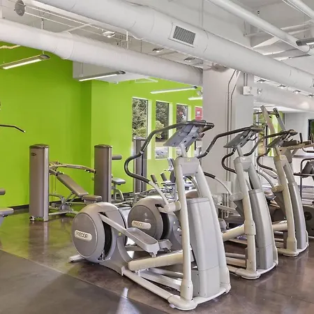 Trifecta Prime Location & Balcony Superhost Apartment